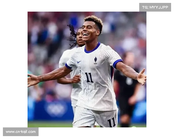 巴黎圣日耳曼前锋杜埃获得2025年欧洲金童奖 巴黎圣日耳曼前锋杜埃获得2025年欧洲金童奖