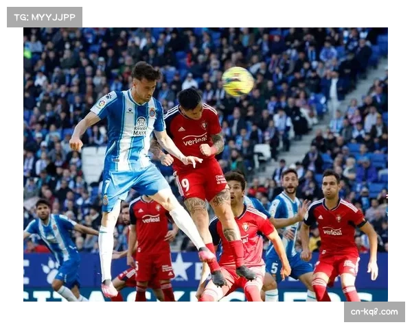通讯：奥萨苏纳主场不败纪录终结，球迷在雨中为球队鼓掌